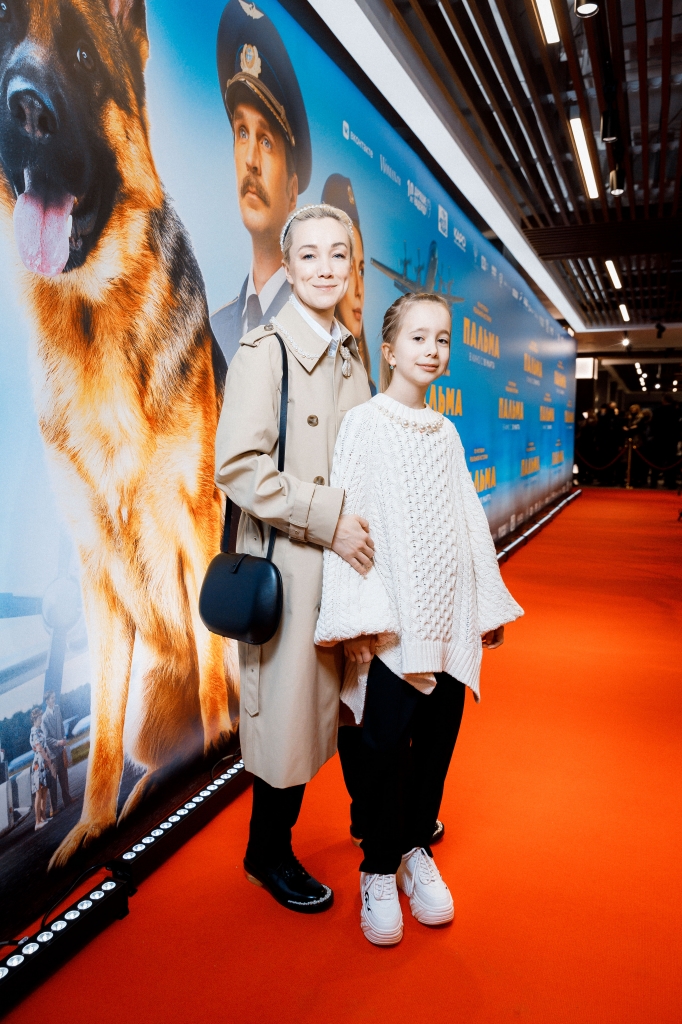 Дарья Мороз с дочерью Анной на премьере "Пальма"